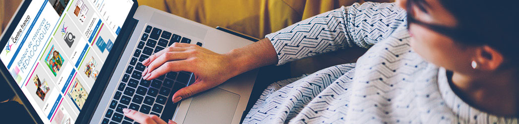 Femme avec un tablette numérique.